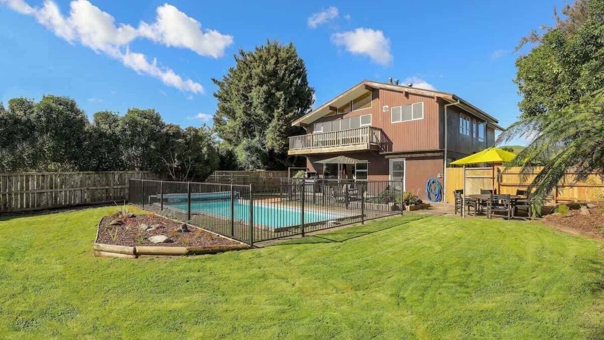 Lynmore House | M&M's Hotspot | Lynmore with Swimming Pool