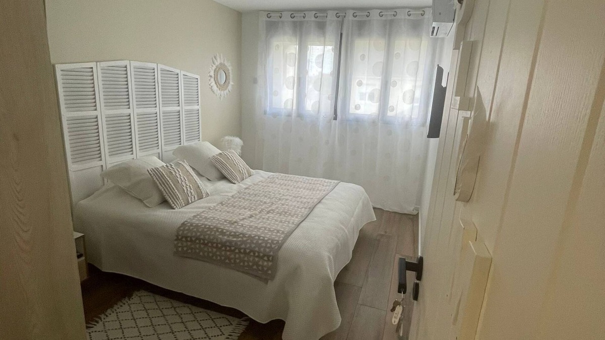 Sainte-Genevieve-des-Bois Bed & Breakfast | Ma Belle Conciergerie - Feathers Room