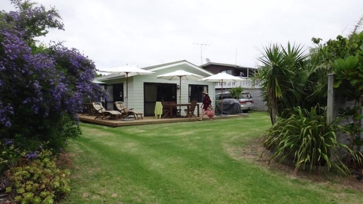 Matapouri House | Mac's House Matapouri Bay by the Beach.