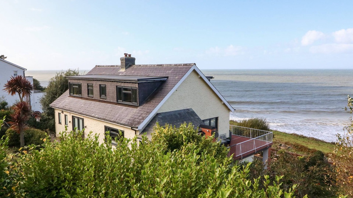 Llwyngwril Cottage | MACHLUD HAUL, character holiday cottage, with open fire in Llwyngwril