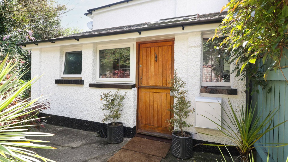 Budleigh Salterton Cottage | MACKEREL COTTAGE, pet friendly, with a garden in Budleigh Salterton