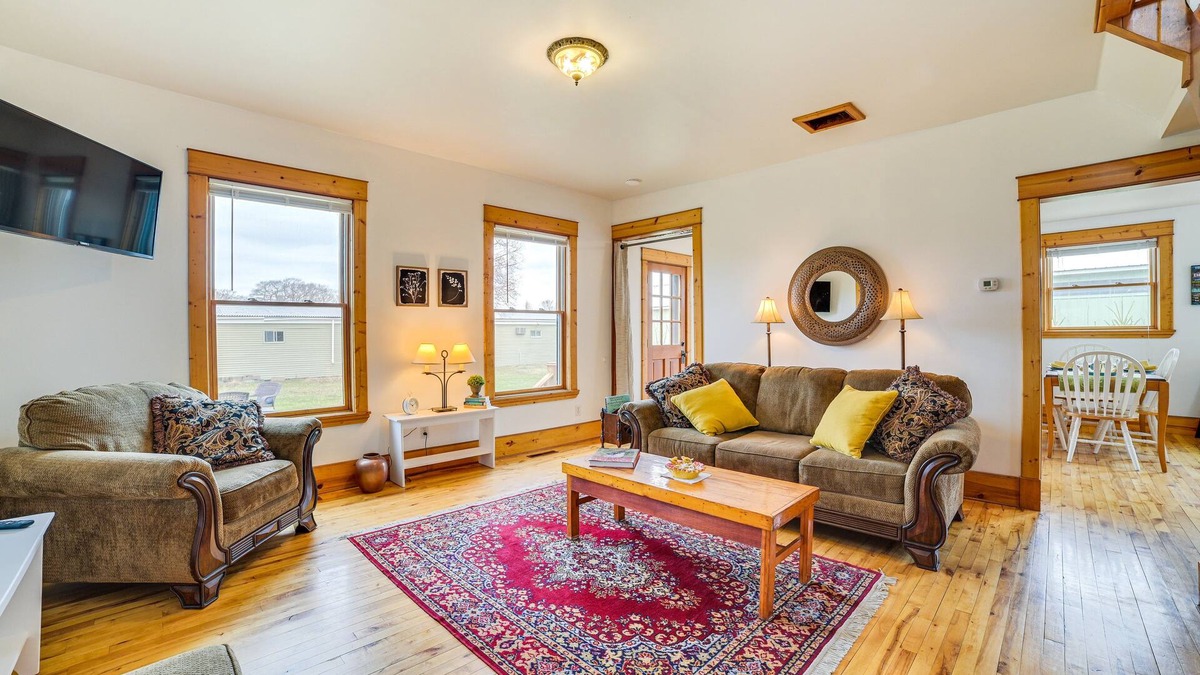 Mackinaw City House | Mackinaw City Getaway - 3 Mi to City Beach!