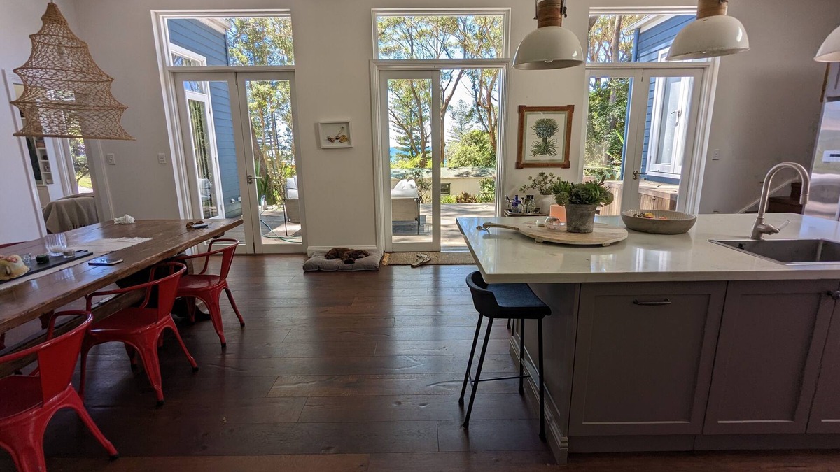 Macmasters Beach House | Macs Beach House - classic cottage 100m to beach
