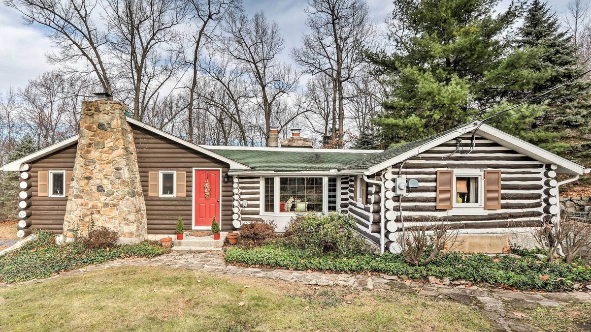 Seisholtzville Cabin | Macungie Cabin w/Fireplace Near Bear Creek Skiing