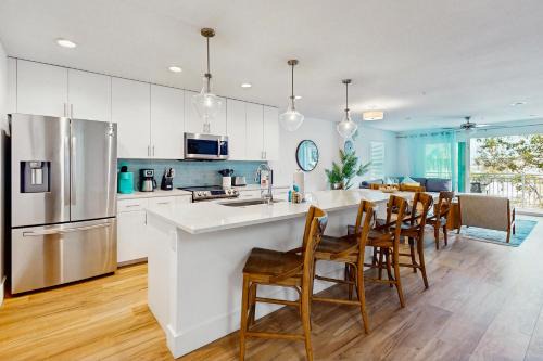 Madeira Beach Apartment | Mad Beach Hideaway