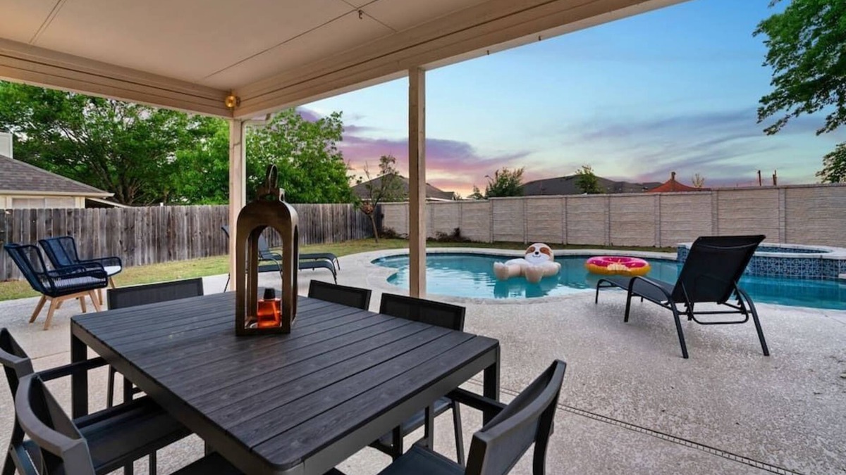 Katymead House | Mad Hatter Haven: Heated Pool & Playroom!