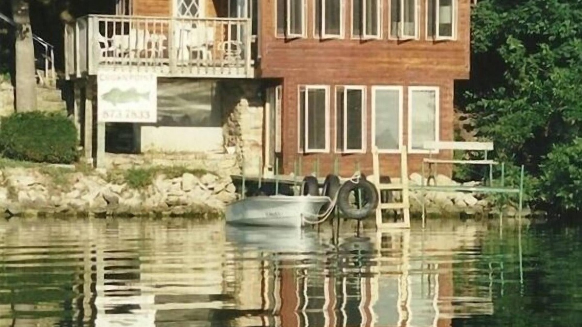 Stoughton Cottage | Madison 3 BR Cottage on 3000 acre Lake Kegonsa. Kayaks & Pontoon