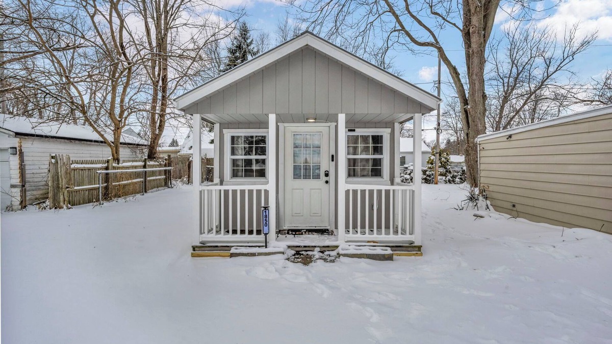 George Haywood's Lakefront Cottage | Madison's Lakeside Tiny Home Dream Getaway!