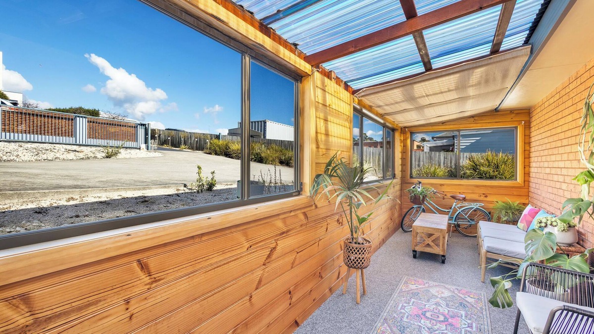 Penguin House | Madsen Retreat Self Contained Executive Suiten2 Bedrooms and Sleep 4