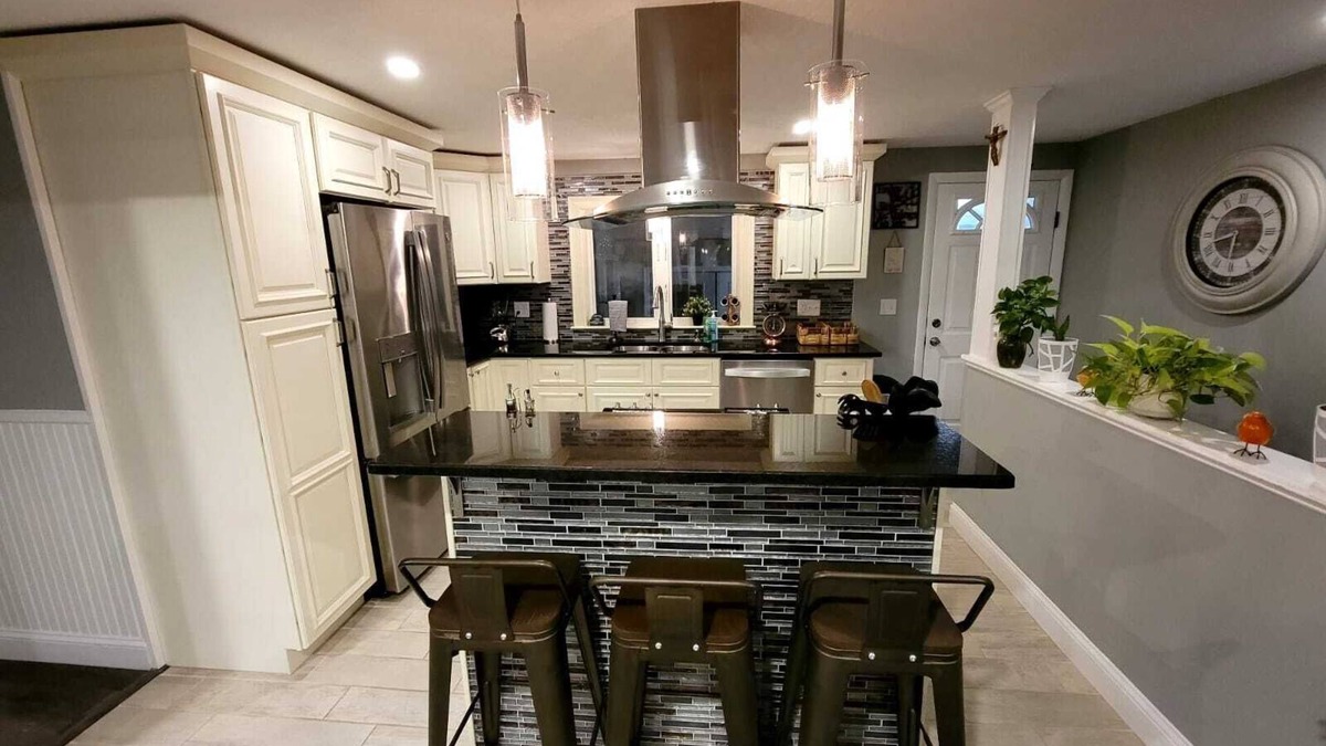 Mashpee House | Madys ranch renovated house with a touch of nature and love .