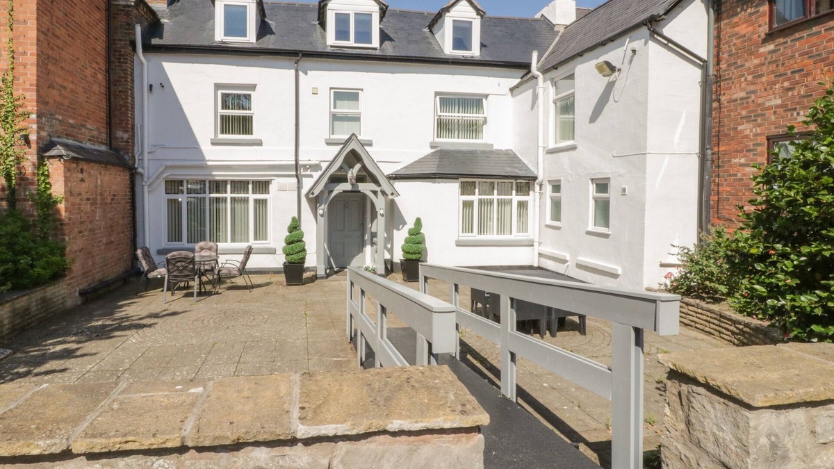 Saint Asaph House | MAES ELWY, family friendly, luxury holiday cottage in St Asaph