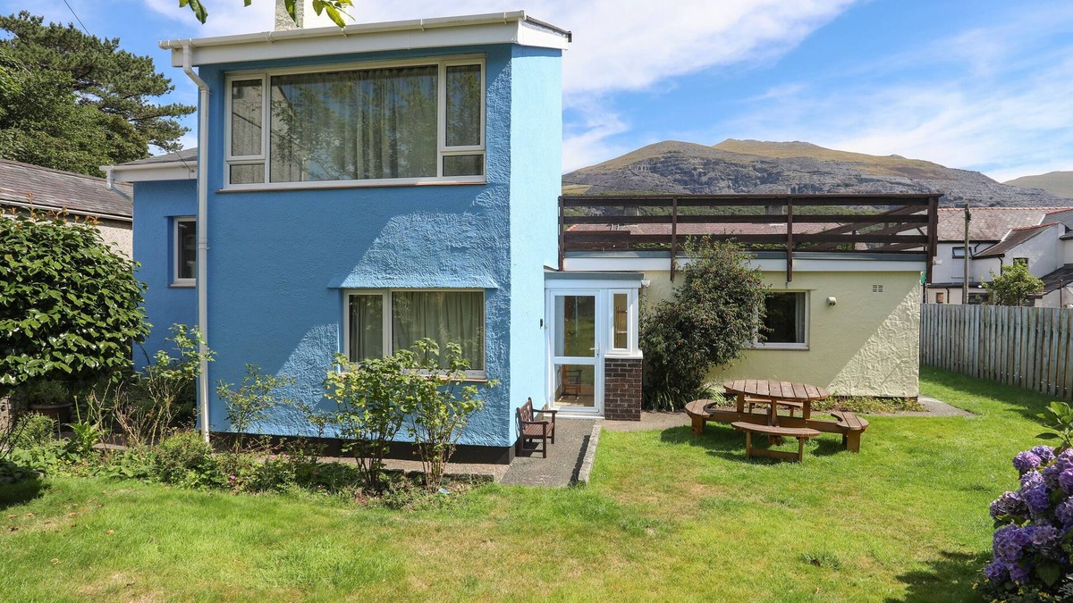 Gallt Y Foel House | MAESTEG - LLANBERIS, pet friendly, with open fire in Llanberis