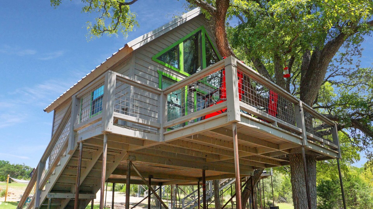 Dripping Springs Cabin | Magazine-Featured Pet-Friendly Treehouse w/Cozy King Bed & Fire Pit