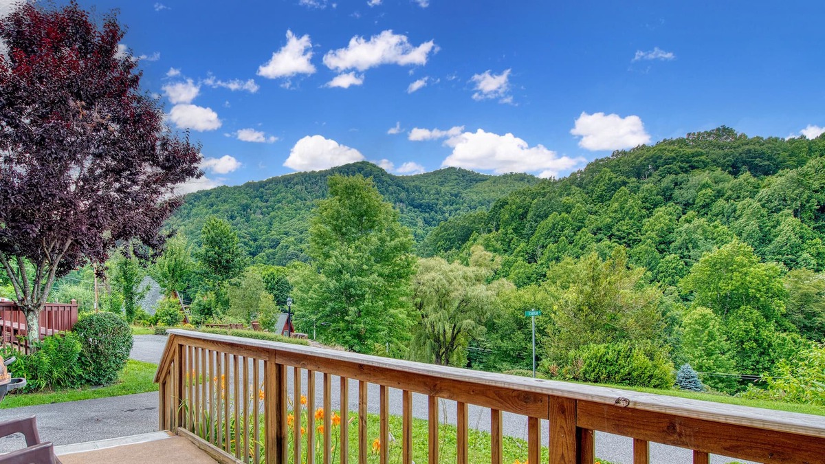 Maggie Valley Ski Chalet | Maggie Valley A-Frame Cabin with Great Views Close to Skiing & Great Restaurants