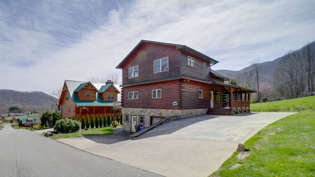 Maggie Valley Cabin | Maggie Valley Cabin w/Private Hot Tub & Game Room