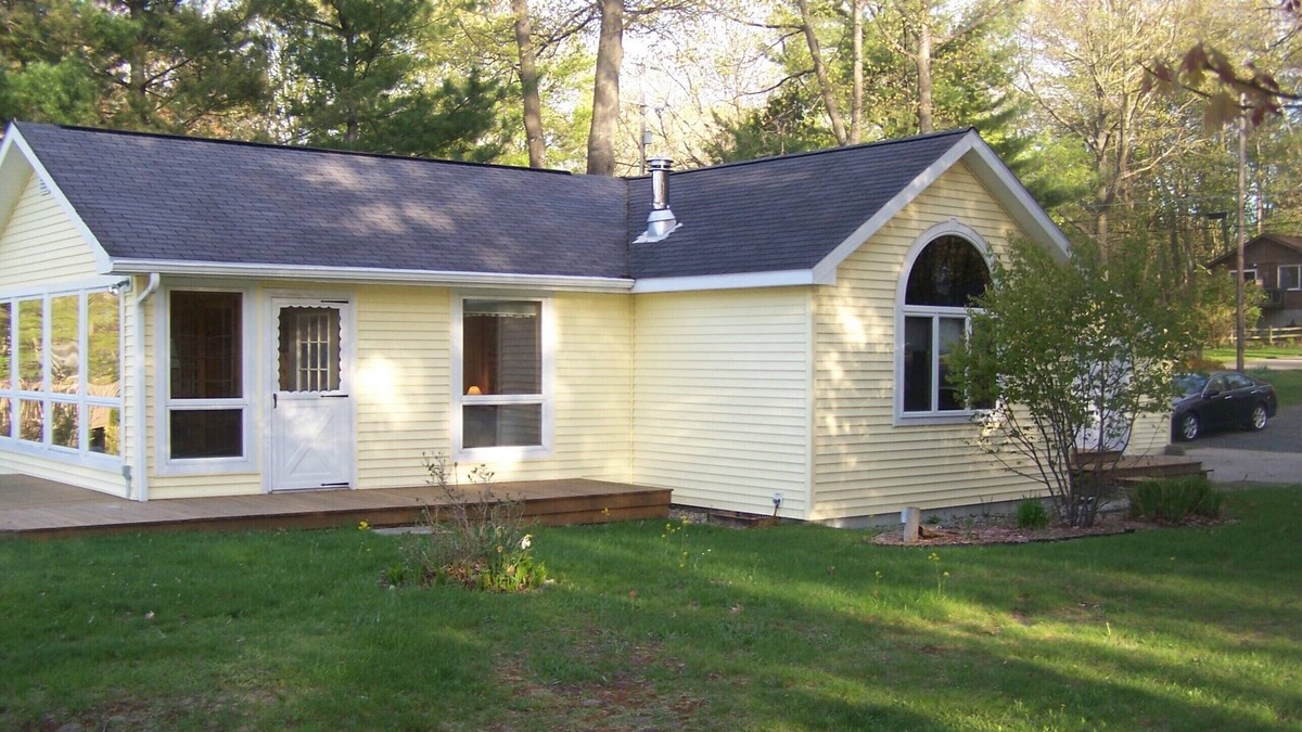 Ludington Cottage | Maggies on the Bayou, close to Hiking, Beaches, Boating, Golf