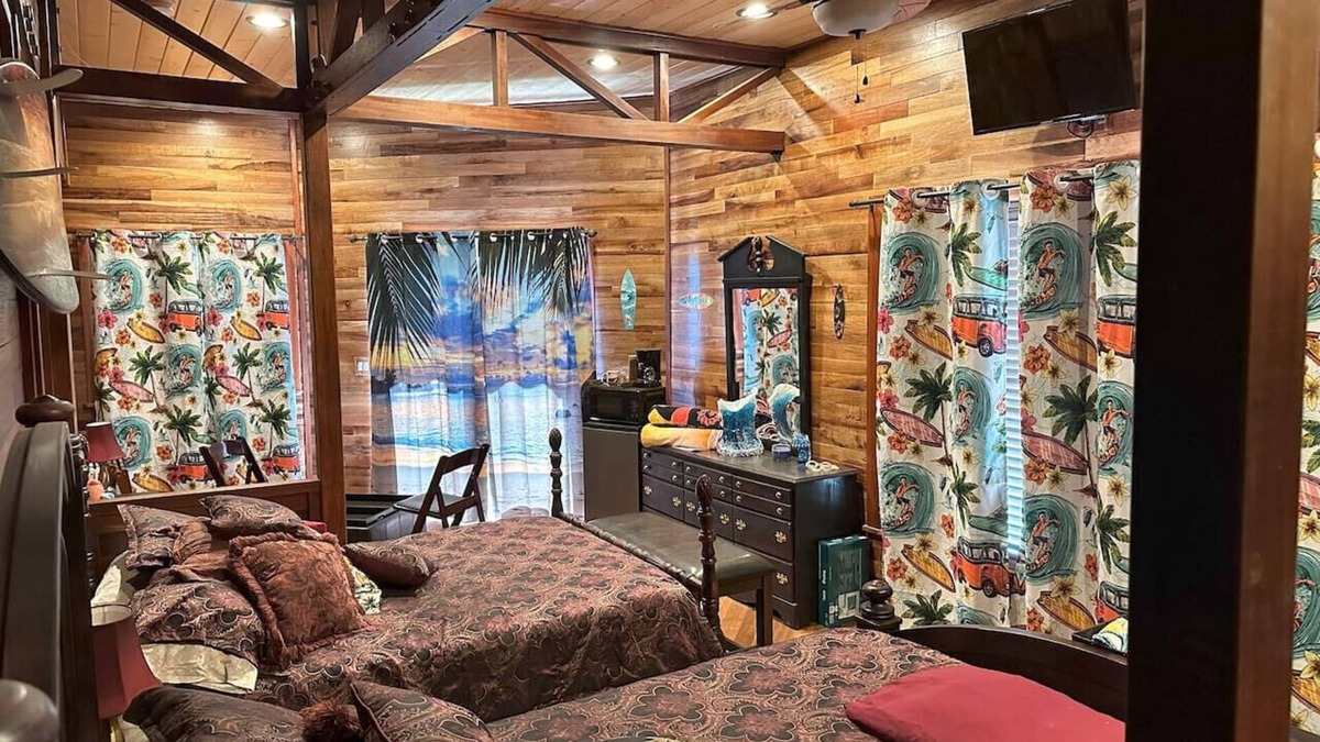 Paukaa Bed & Breakfast | Magic Skies Surfs Up Room