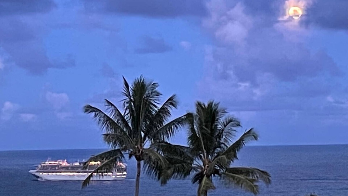 Paukaa Bed & Breakfast | Magic Skies Top Flr Ocean View Under the Sea Room