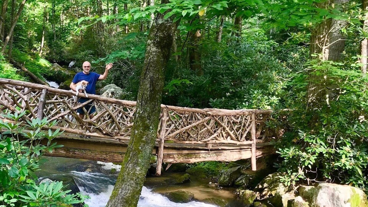 Hot Springs Cabin | Magic winding falls cabin