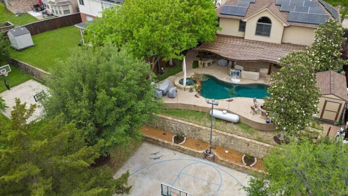 Cedar Hill House | Magical 5BR W Pool+Hot Tub, Lake, Basketball Court