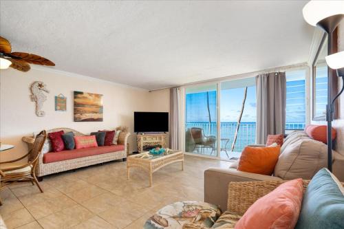 Punaluu House | Magical Beachfront Condo