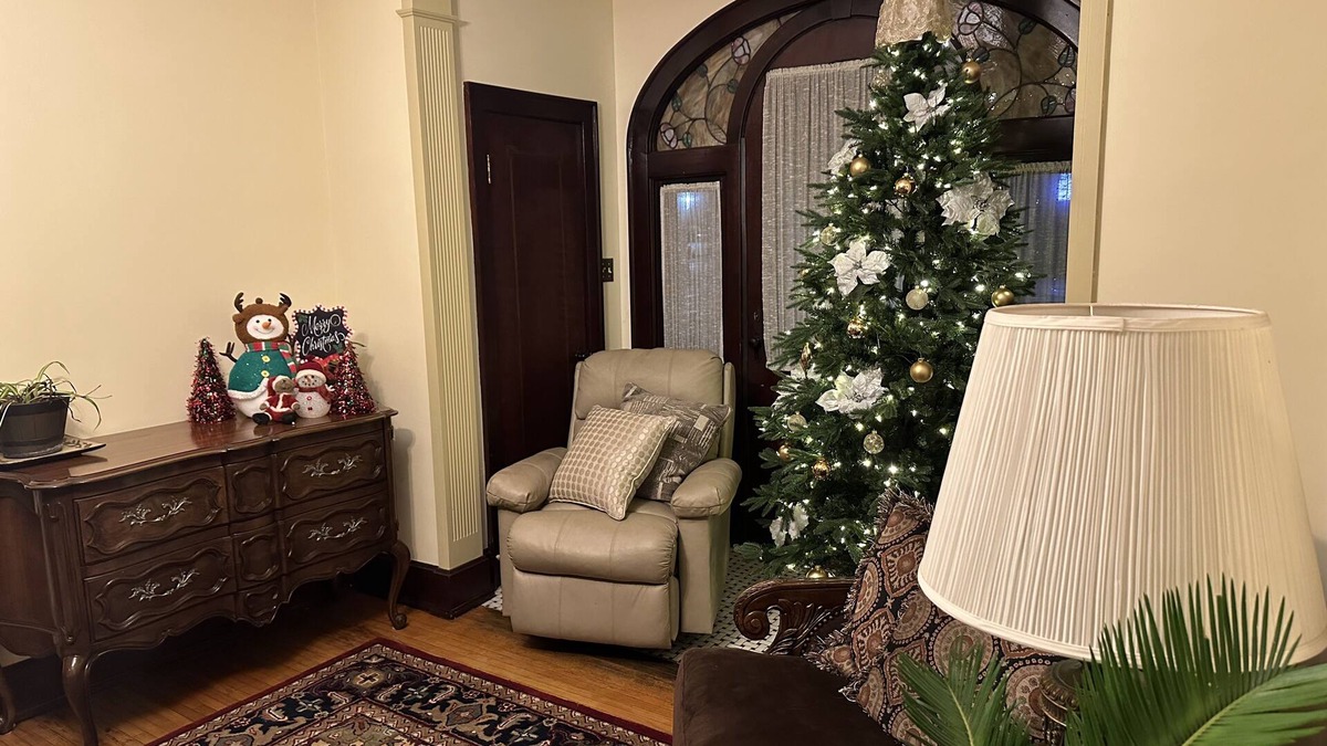 Altoona House | Magical Christmas Getaway! Historical 3BR with Modern Amenities, Great Location