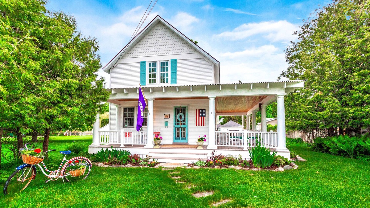 Harbor Springs House | Magical Harbor Spring Cottage-In Town- 4th of July and 7/26 to 8/2 just opened!