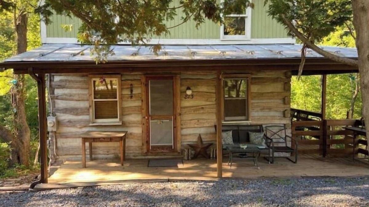 Verona Cabin | Magical Log Cabin, streams in private yard, 4 bedrooms, pet friendly, WiFi