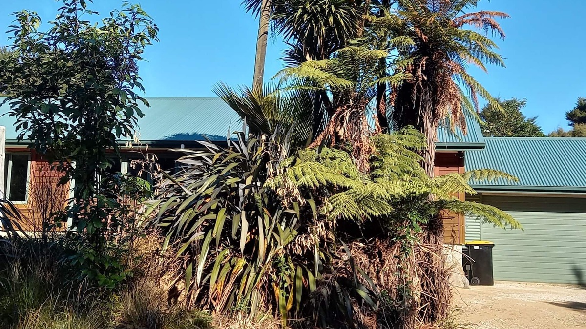 Parapara House | Magical Milnthorpe, fabulous walking tracks, wonderful inlet, picturesque beach