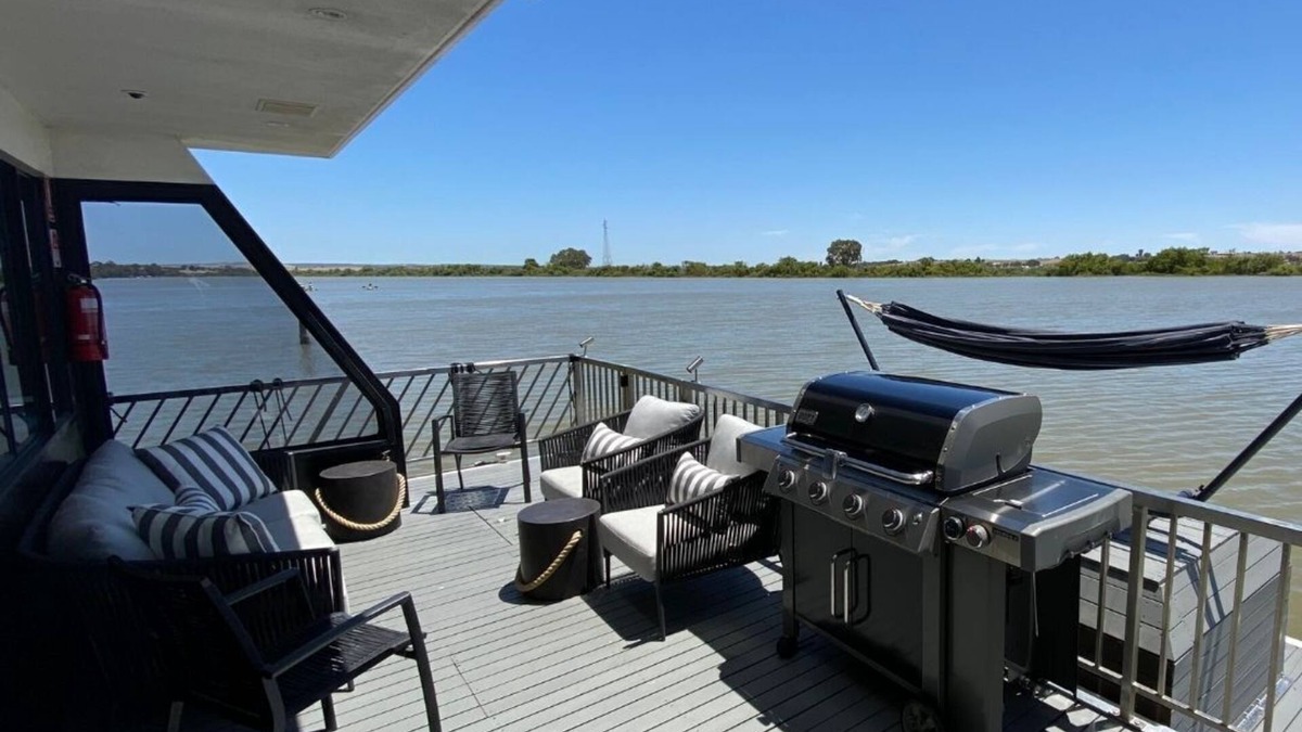 White Sands Boat Rental | Magical Murray River retreat with Wow Houseboats- luxury, style, & dog-friendly!