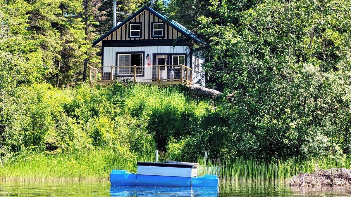 Bridge Lake Cabin | Magical Off grid Lakefront Cabin