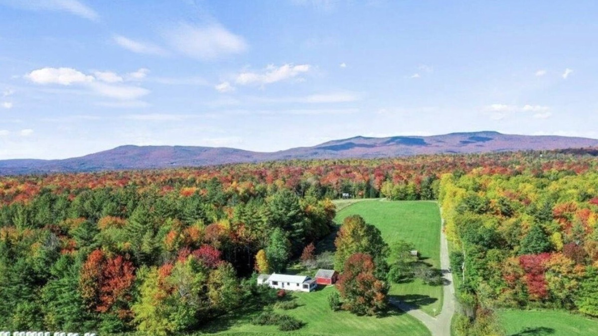 Weston House | Magical spot w-views -3 BR home - idyllic retreat yet close to everything