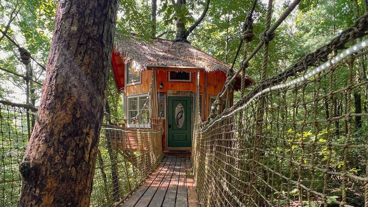 Copperhill Cabin | Magical Treehouse ~ Mountain Views ~ Dog Friendly