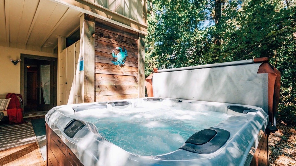 Irvington House | Magical wooded cottage pool +priv hottub walk2town