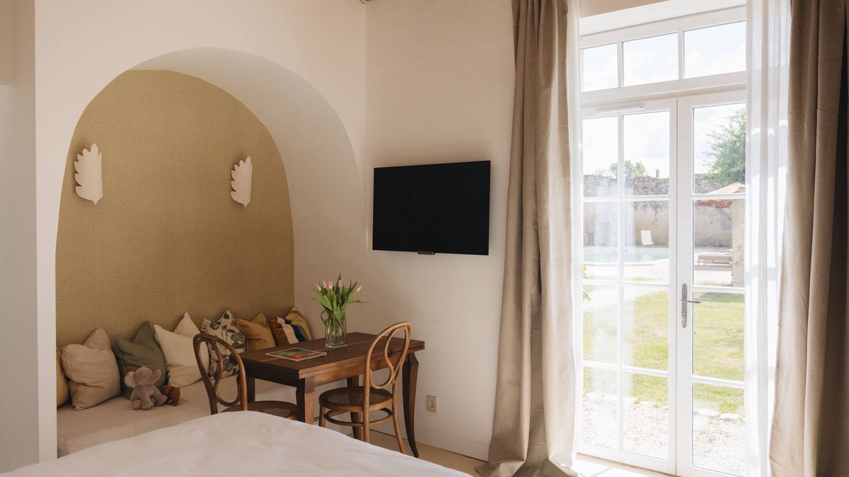 Saint-Seurin-de-Cadourne Apartment | Magnificent Suite Apartment with swimming pool N°1