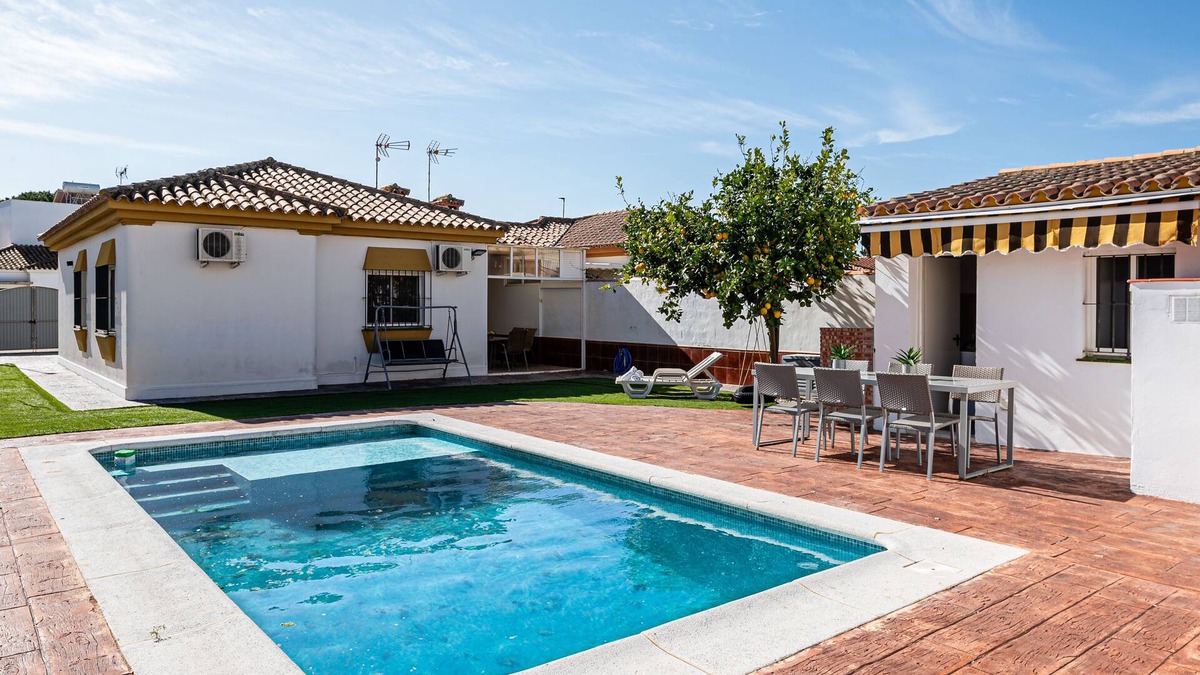 Poblado de Sancti Petri Ski Chalet | Magnificent renovated villa with pool very close to the beach