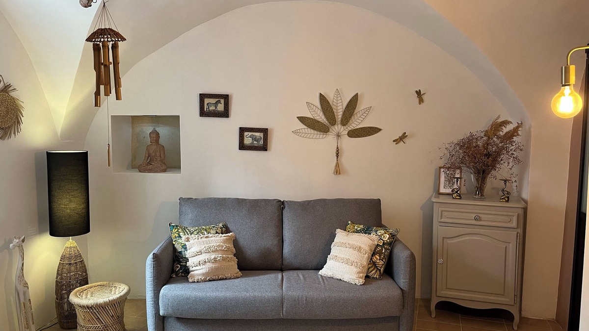 Saint-Saturnin-de-Lucian Apartment | Magnifique Appartement Pour 4 Personnes Dans une Maison de Village du 18ème