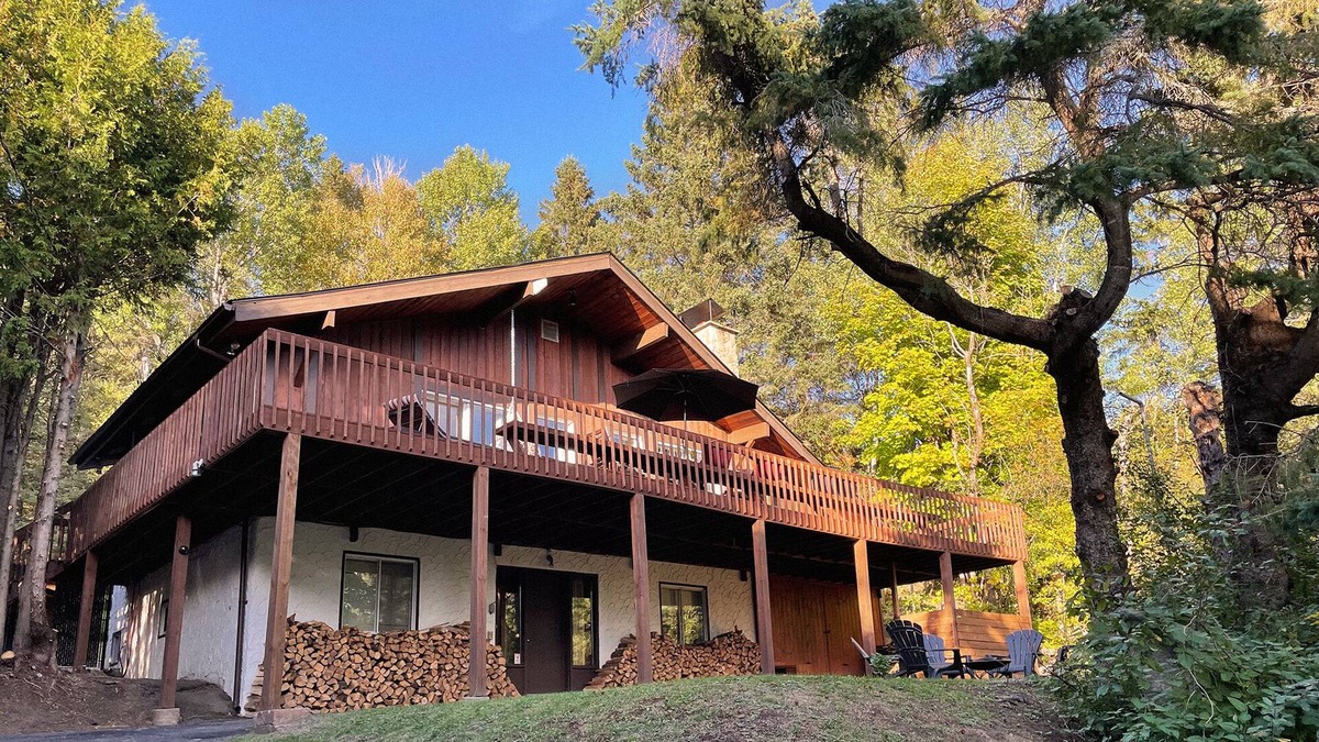 Sainte-Agathe-des-Monts House | Magnificent mid-century style chalet with 3 bedrooms and in-ground pool