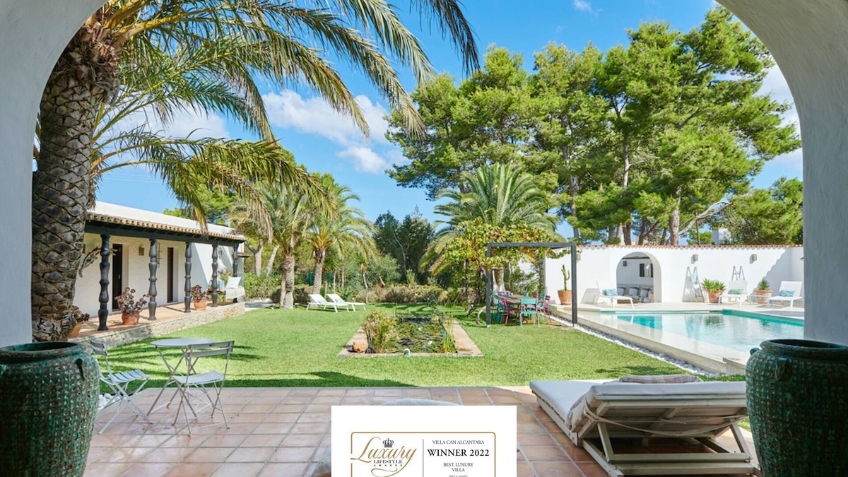 San Antonio Bay Villa | Magnificent large charming villa near the beach