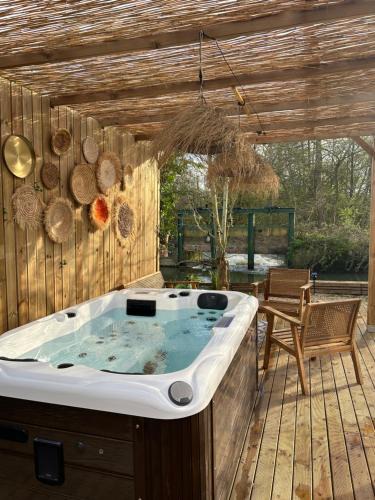 Saint-Avit-les-Guespieres Ski Chalet | Magnifique chalet en bord de rivière