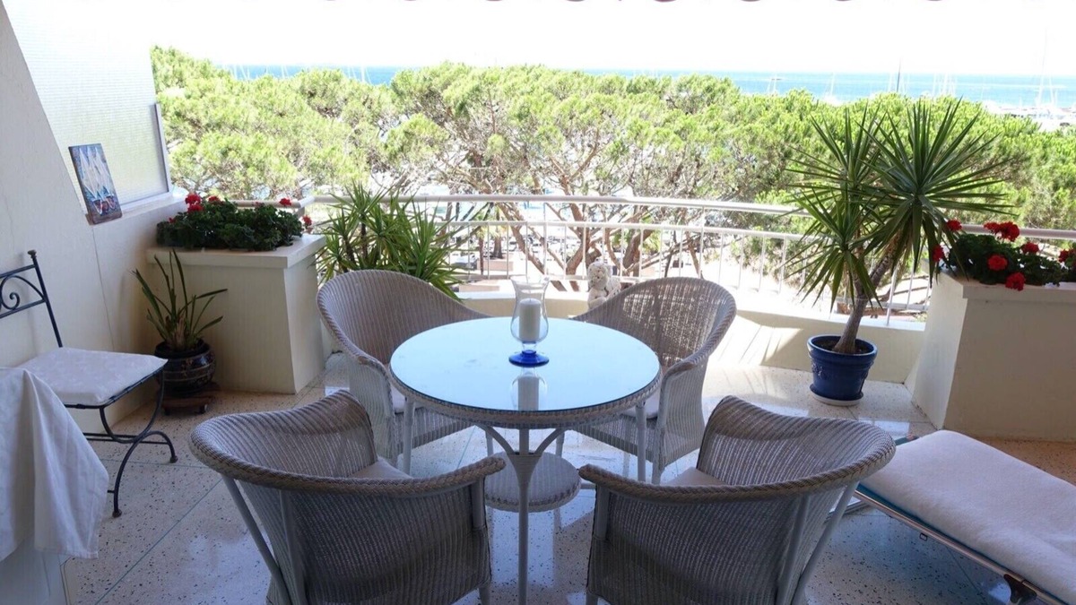 Mandelieu-la-Napoule Beach Apartment | MAGNIFICENT SEAFRONT Studio