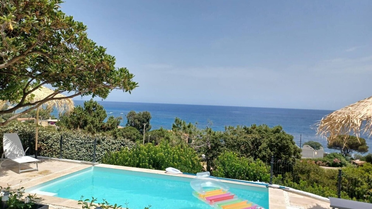 Solenzara Apartment | Magnificent 3-bedroom rental with sea view Private swimming pool