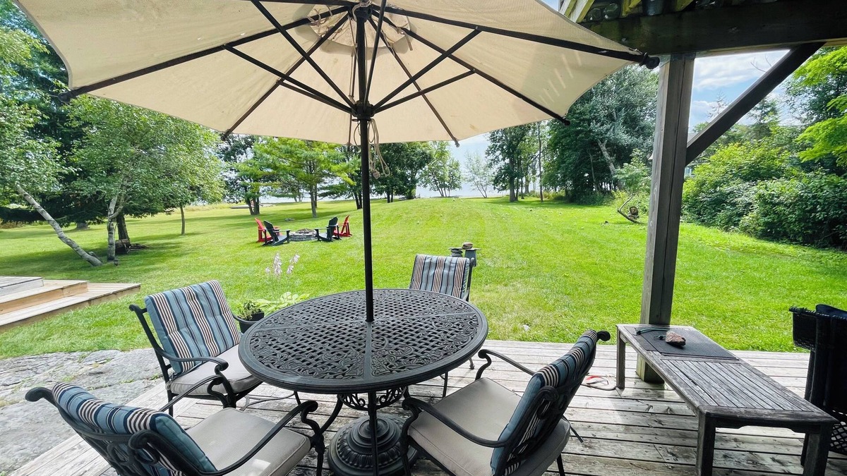 Loyalist House | Magnificent 3 bedroom Lake House on Amherst Islandn