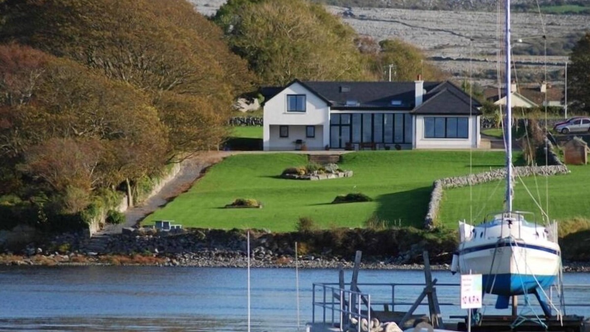 Ballyvaughan House | Magnificent 5 Bedroom House Fronting Onto Shoreline with Wifi