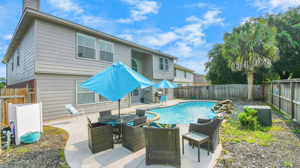 Atascocita House | Magnificent 6-BR w Pool & Spa 25 Mins Downtown LT