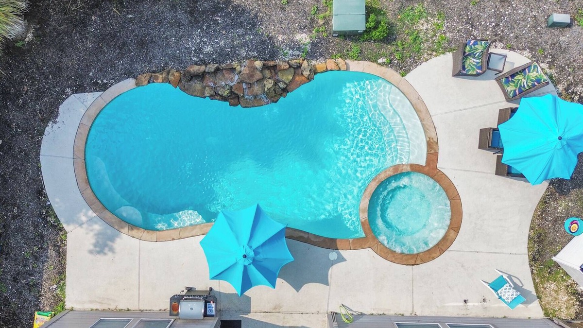 Atascocita House | Magnificent 6-BR w Pool & Spa 25 Mins Downtown LT