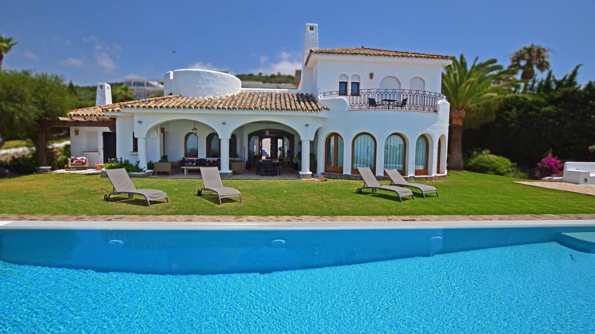 Atlanterra Ski Chalet | Magnificent andalusian style villa. FREE WIFI
