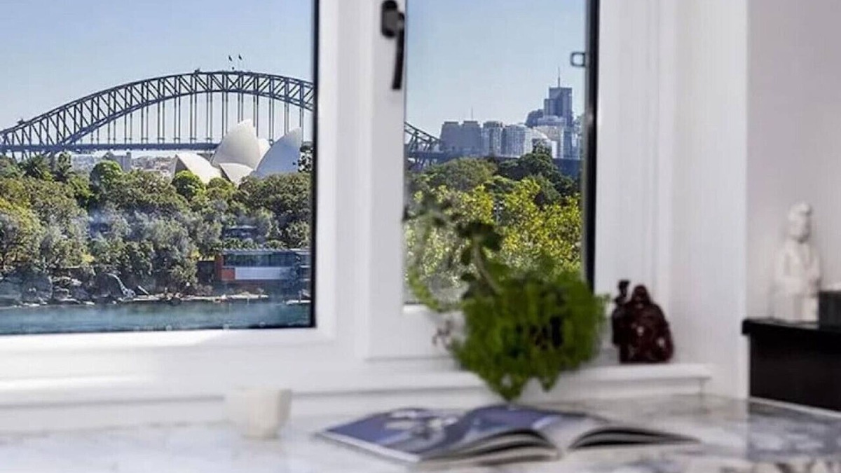 Potts Point Apartment | Magnificent Apartment with Harbour Bridge Views!