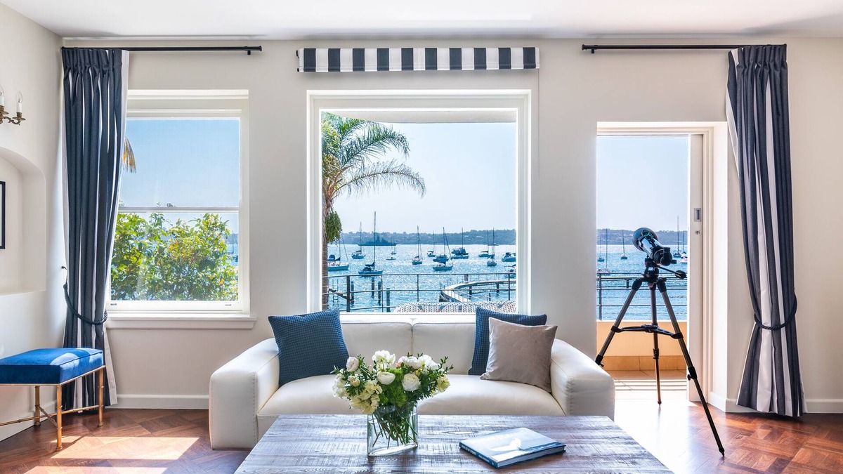 Double Bay Apartment | Magnificent Art Deco Waterfront apartment on the edge of Redleaf Beach
