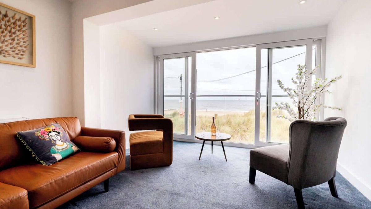 Caister-on-Sea House | Magnificent Beach House - Seaview - Upside-down